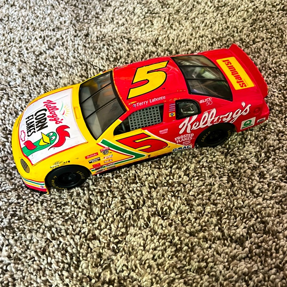 Terry Labonte #5 Kellogg's Corn Flakes 1998 Monte Carlo 1:24 Action NASCAR Car